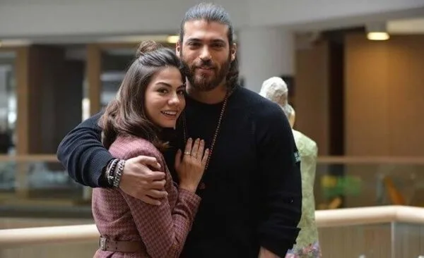 Can Yaman Freundin: Wer ist die Frau an seiner Seite?