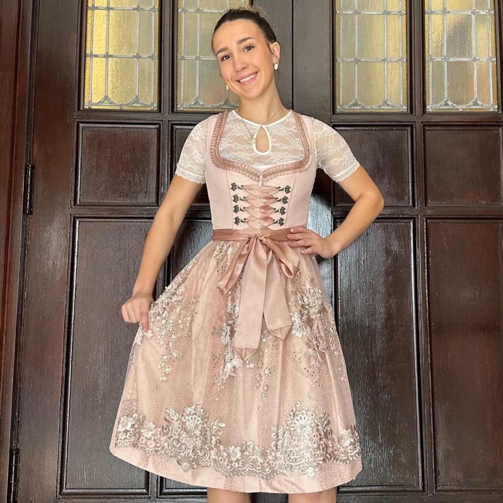 Dirndlblusen: Die Perfekte Ergänzung Zu Deinem Dirndl